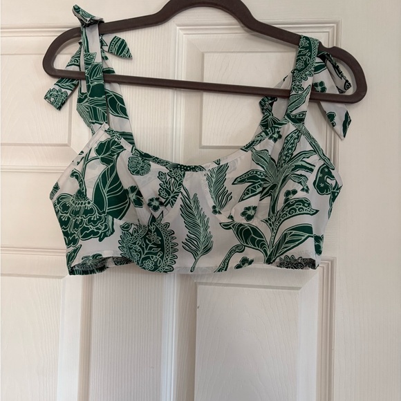 (4) Trendy Tops - Picture 3 of 10